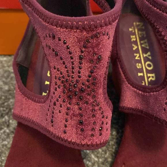 New York Transit Wine Velvet Beaded Open Toe Ankle Wedges sz 8.5 NIB - Picture 4 of 8